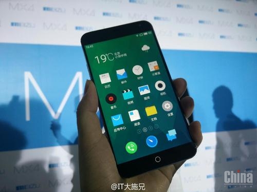 Первое место в "десятке лучших" занял китайский смартфон Meizu MX4. Фото: mobiltelefon.ru.