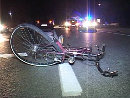 Un tânăr biciclist care circula neregumentar a fost lovit de un șofer beat. Foto: sansanews.ro