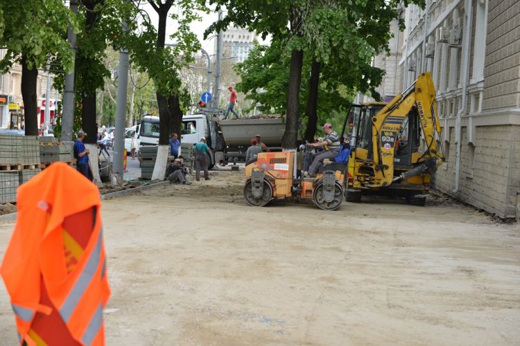 Când se va încheia reparaţia de pe bd. "Ștefan cel Mare". Foto: chisinau.md
