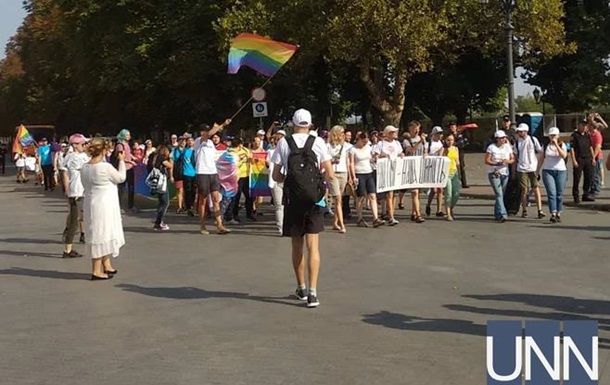 Для охраны участников парада было привлечено около 800 сотрудников полиции. 