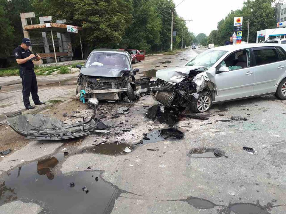 В больницу попали оба водителя и пассажир «фольксвагена».