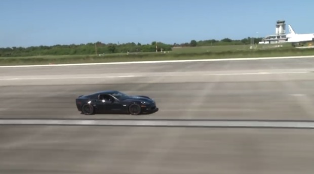 Chevrolet-ul Corvette, cu al său V8 termic, este una dintre cele mai îndrăgite supercar-uri americane.  Foto: captură video