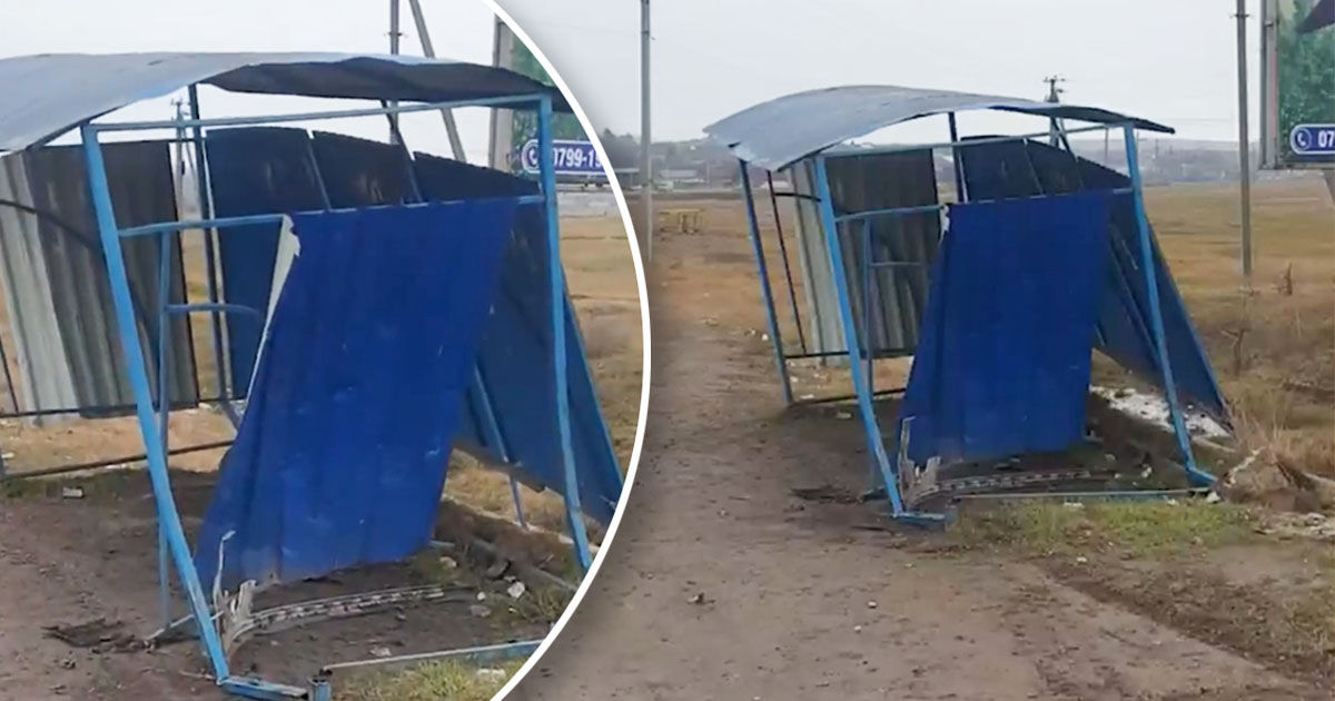 В Комрате автомобиль снес остановку общественного транспорта.