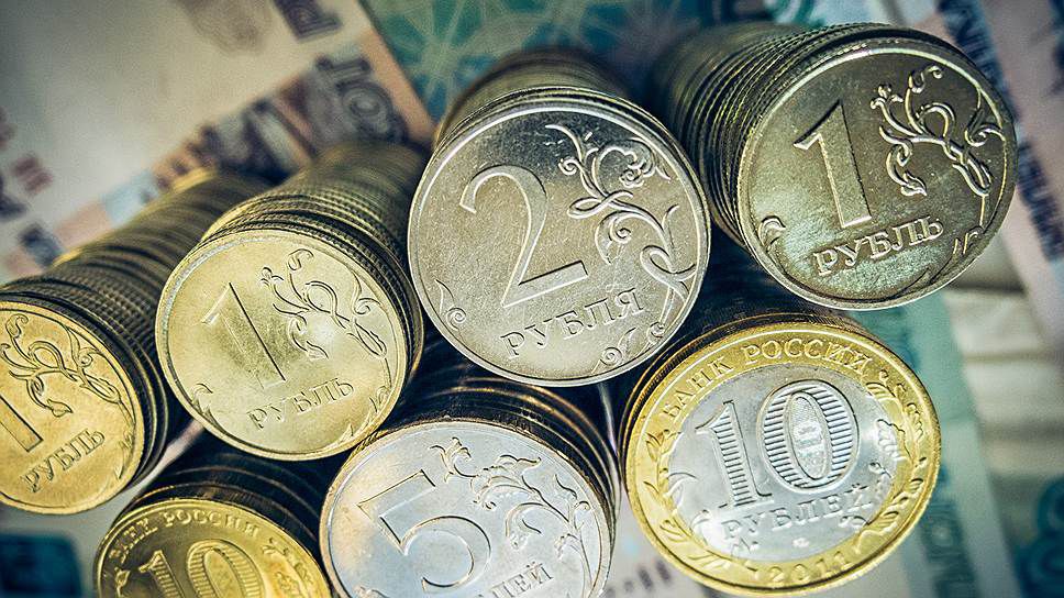 В паре с долларом в первую минуту торгов рубль опустился до отметки 68,64 руб., в паре с евро - до 77,56 руб.