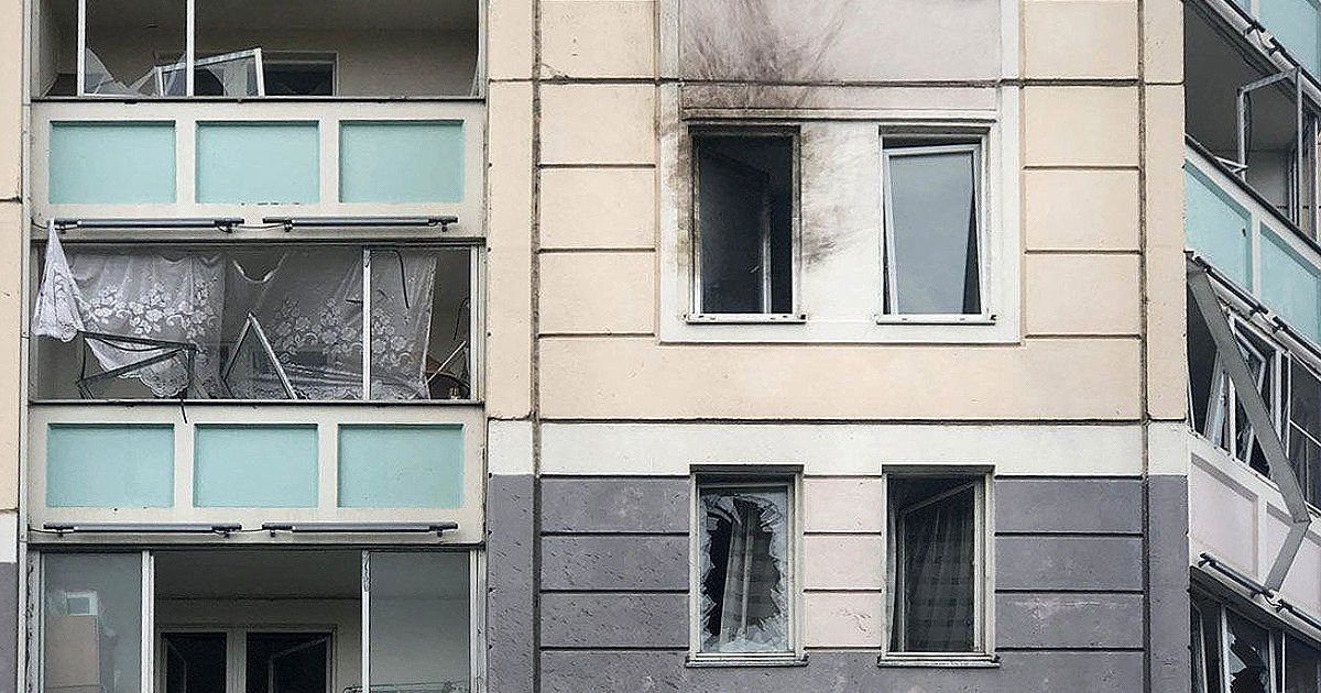 Украинские беспилотники атаковали Москву: обломки дрона упали на крышу жилого дома.