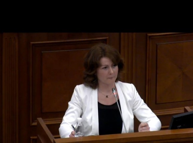 Светлана Котеля представила депутатам законопроект о курении.