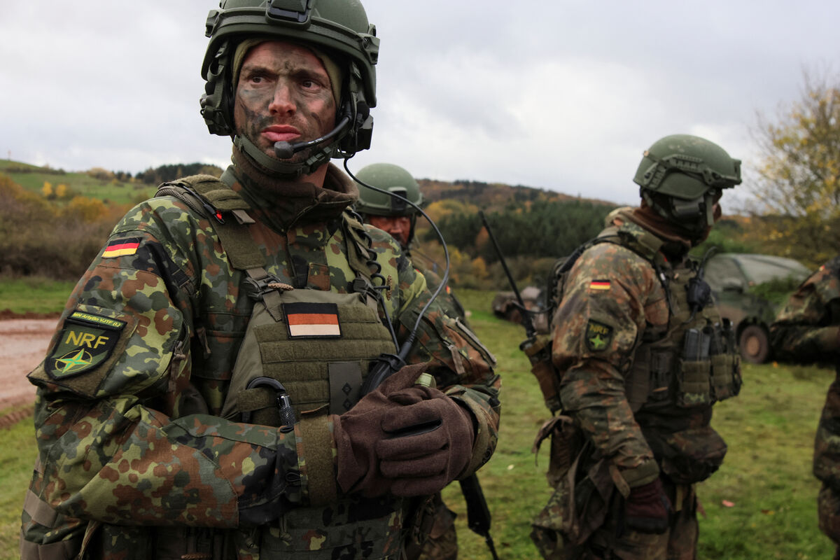 Германия будет держать 35 тысяч военных в состоянии повышенной готовности для обороны НАТО.