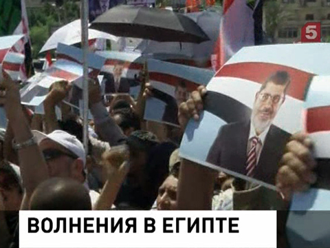 В Каире несколько тысяч исламистов устроили акцию протеста, требуя освободить бывшего президента Египта. Фото: 5-tv.ru