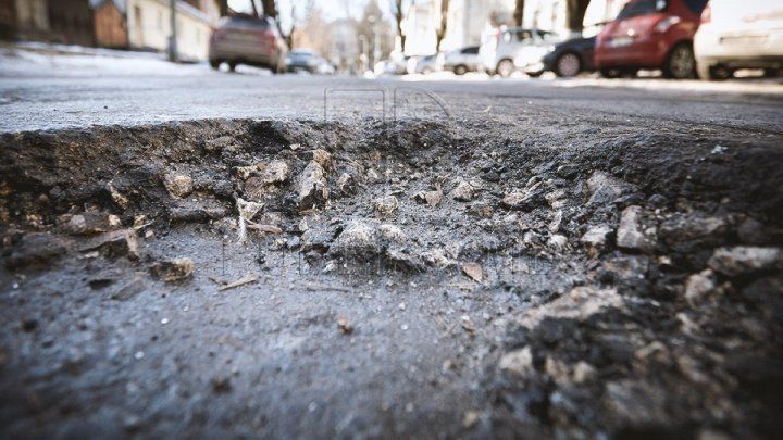Кишинёвцы жалуются на незавершенный ремонт двора на Буюканах.