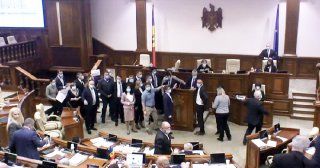 Платформа DA: Мы настроены блокировать трибуну парламента весь день.