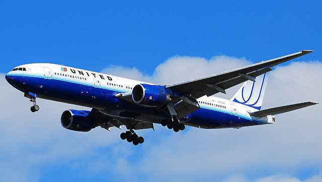 Авиакомпания United Airlines вновь оказалась в центре скандала после того, как сняла с рейса молодую пару, сообщает телеканал KHOU 11.