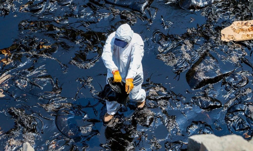 Перу угрожает экологическая катастрофа: после цунами вылилось 6000 баррелей нефти.