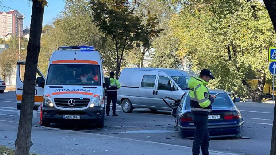 В столице автомобиль на скорости врезался в столб: пострадал водитель.
