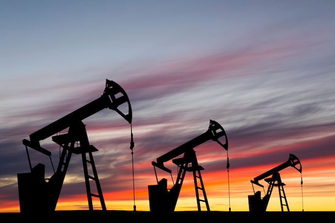 Мировые цены на нефть восстанавливаются после резкого падения.