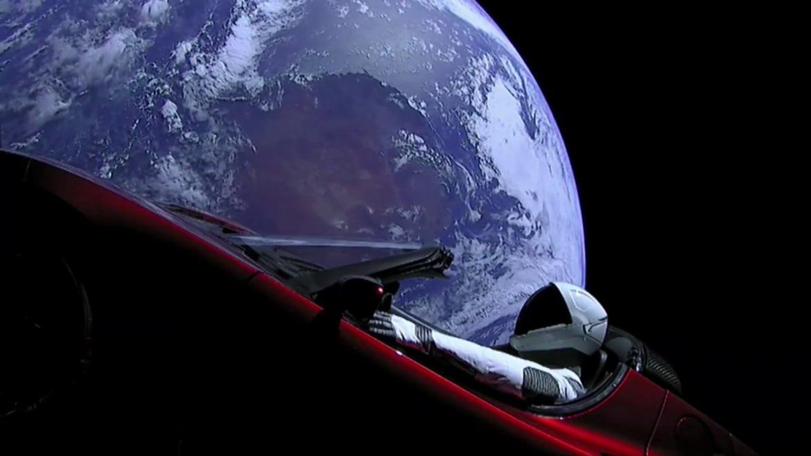 Mașina Tesla trimisă de Elon Musk va avea alt traseu. Foto: Playtech