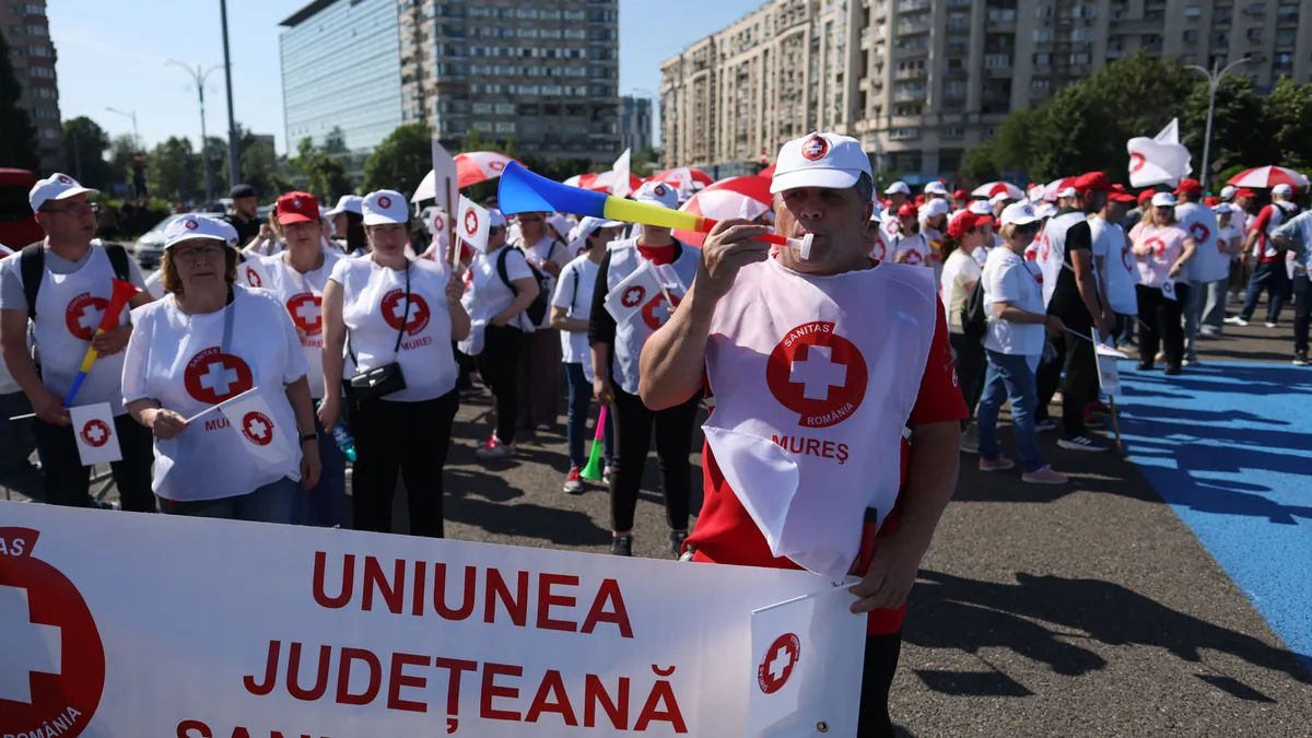 Zecii de mii de angajați din sănătate protestează la București.