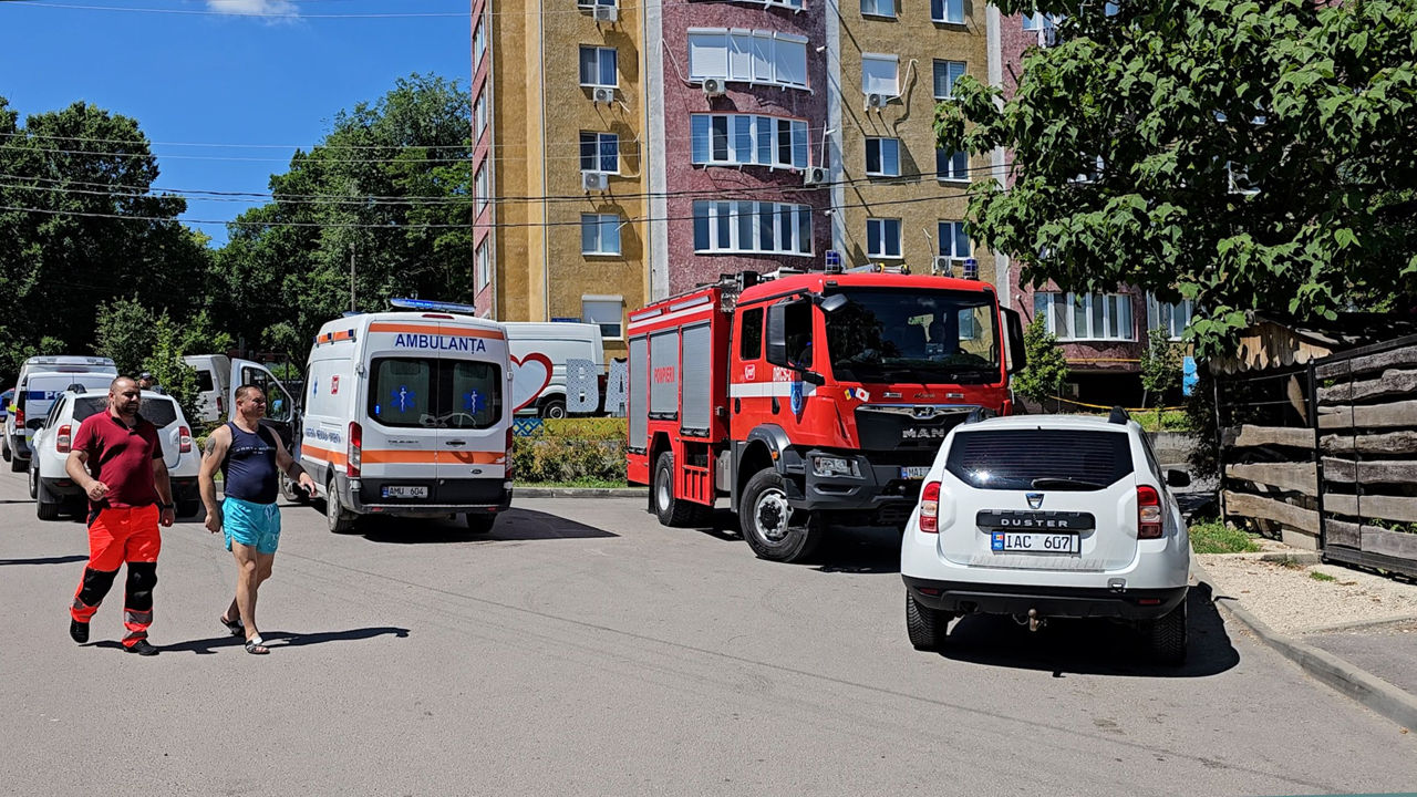 Поступило сообщение о бомбе в жилом доме в Бельцах: жильцов эвакуировали.