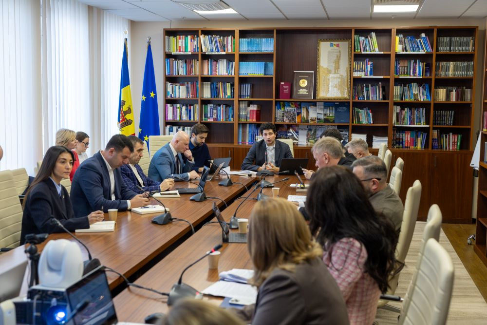 Ограничение зарплат руководителей НКФР, НАРЭ и НАРЭКИТ принесет экономию в 2 млн леев.