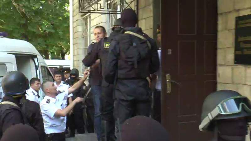 Григорий Петренко и семь активистов арестованы за организацию беспорядков 6 сентября.