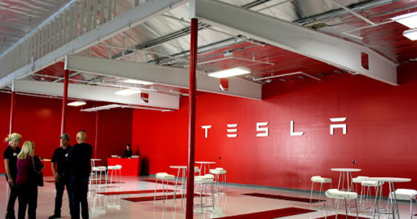 Tesla cere două miliarde de dolari și scoate acțiuni la vânzare