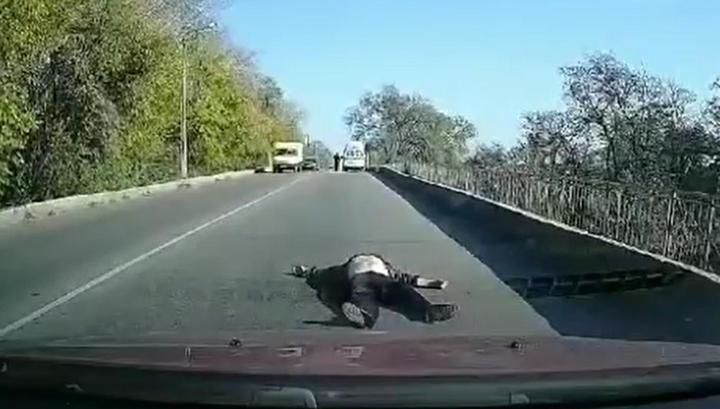 Пациент выпал из двигавшегося служебного автомобиля на проезжую часть. 