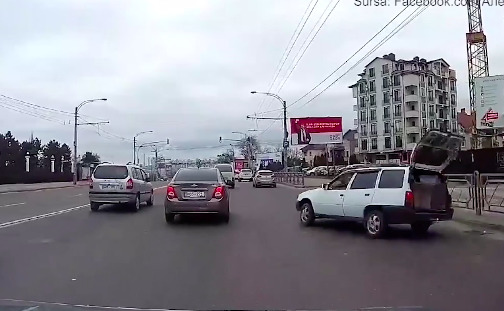 В Кишиневе автомобиль с открытым багажником устроил аварию.