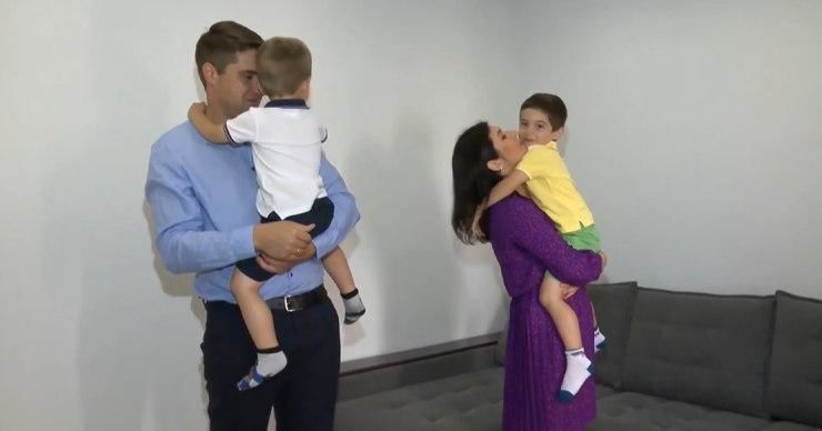 Работающие родители рассказали о сложностях из-за закрытых детсадов.