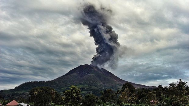 Erupţie masivă a vulcanului Sinabung. Cenuşa vulcanică, aruncată la 1,3 km