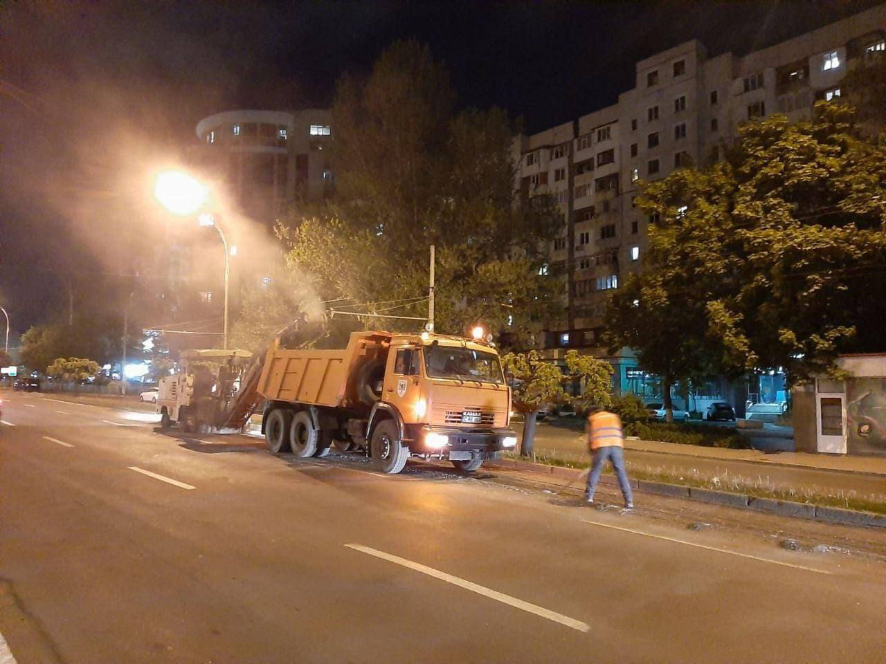 Проводится ремонт бульвара Дачия в секторе Ботаника.