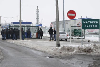 В местных пунктах пропуска прекратили пускать жителей соседнего государства.