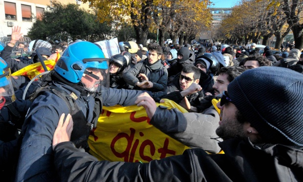 În Italia, manifestaţiile au început pe 9 decembrie. Protestele cele mai violente au avut loc săptămîna trecută la Torino.