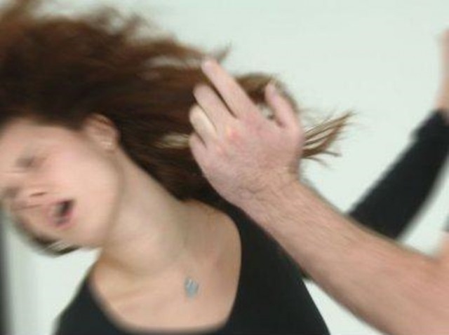 O tânără a fost bătută cu bestialitate de un bărbat, în fața unui club de fițe din centrul Chișinăului. Incidentul a avut loc pe 10 ianuarie.