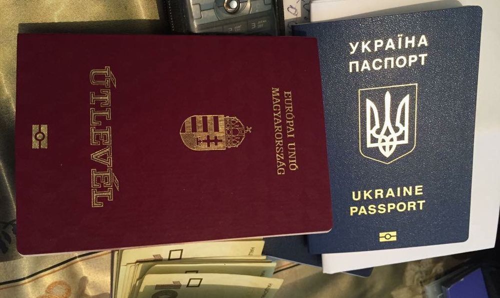 В Киеве забили тревогу из-за раздачи венгерских паспортов в Закарпатье.