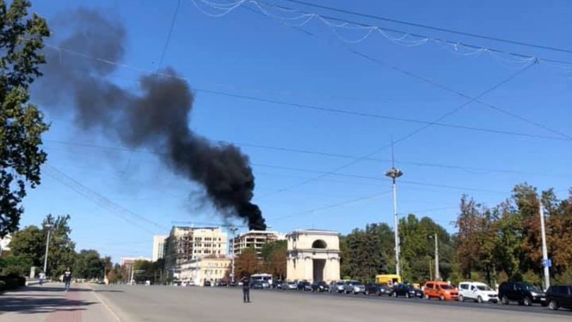 В центре Кишинева в недостроенном здании произошел пожар.