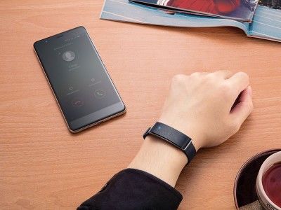 Huawei презентовала конкурента Xiaomi Mi Band.