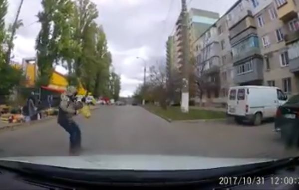 Un adolescent, cât pe ce să fie lovit de o mașină în timp ce traversa neregulamentar o stradă din Capitală.