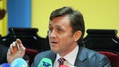 Чокан с пеной у рта рассказывал о финансовых нарушениях в ходе предвыборной кампании партии Усатого, а на финансовый отчет Демпартии закрыл глаза.