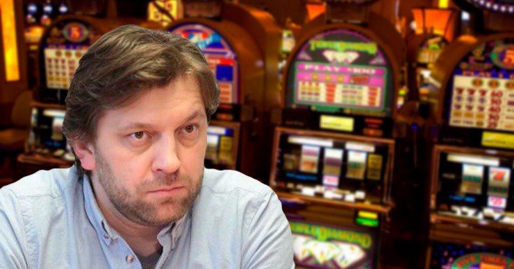 Депутат просит власти запретить рекламу азартных игр и табачных изделий.