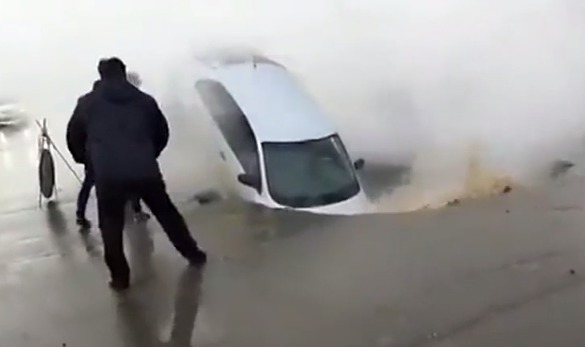Au ajuns cu maşina într-o capcană: La un pas să fie fierţi de vii. Foto: Captură video