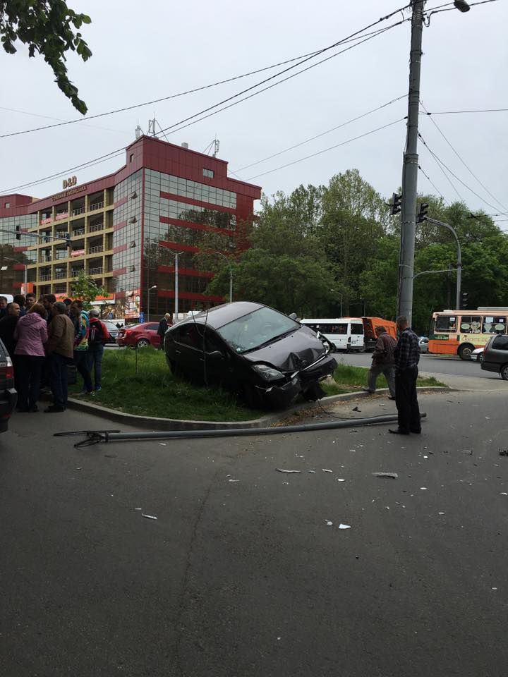 O mașină a fost distrusă după ce s-a izbit violent într-un stâlp. Foto: facebook.md