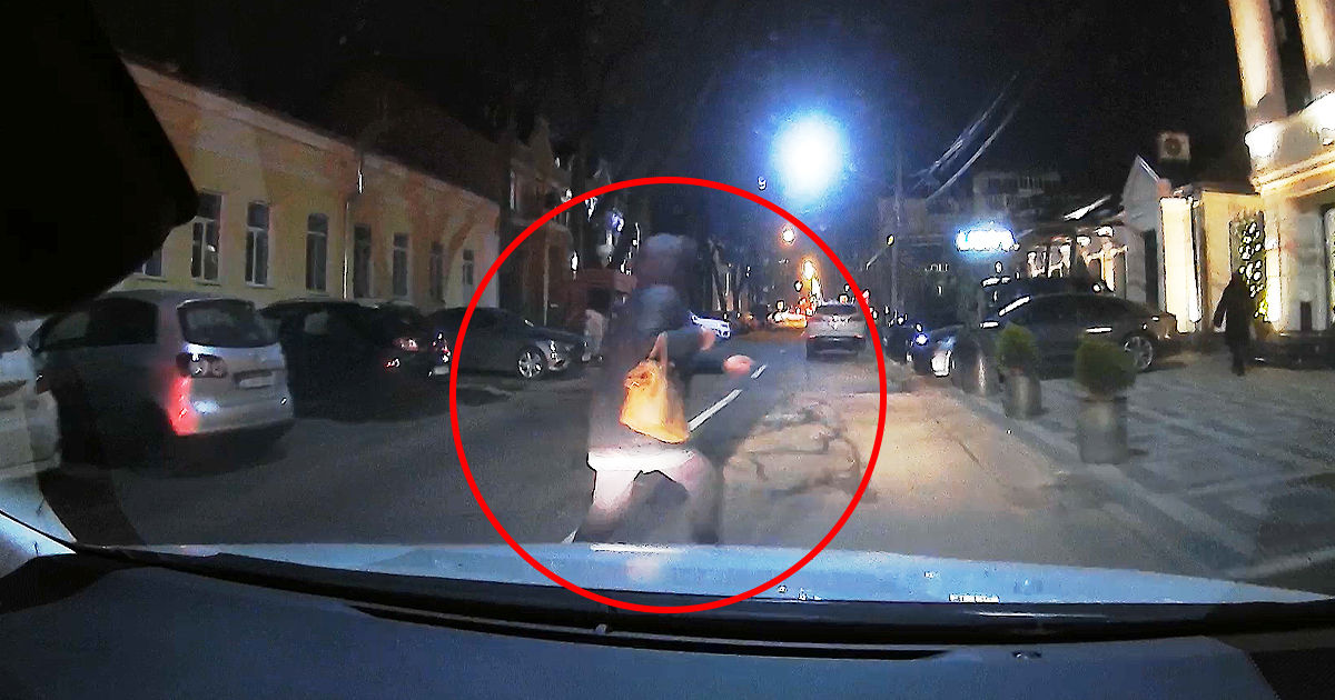Женщина едва не попала под колеса авто: пешеходов могут штрафовать.