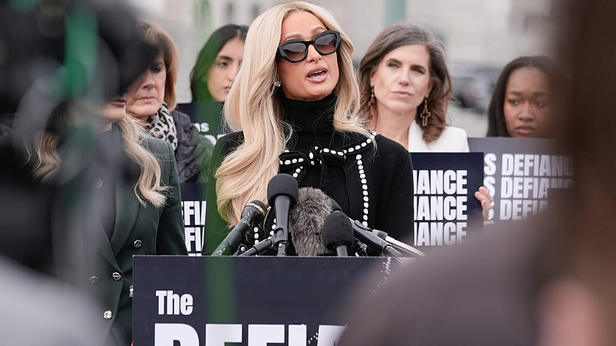 Paris Hilton se alătură luptei împotriva deepfake-urilor bazate pe IA: E o nouă formă de victimizare.