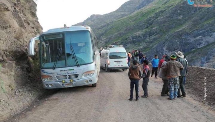 Пострадавшие находятся в больнице. Всего в автобусе находились 50 человек. Дело расследуется в прокуратуре.