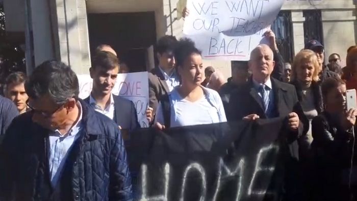 Движение национального сопротивления Acum протестует у посольства Турции.