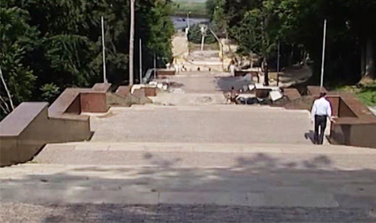 Горожане жалуются на отсутствие пандуса на гранитной лестнице в Валя Морилор.