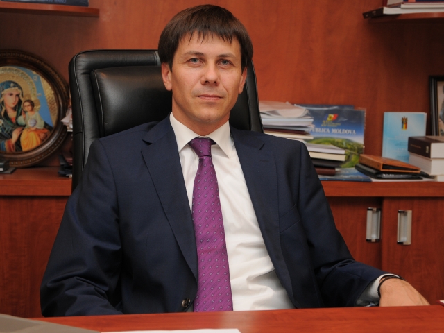 Oleg Efrim isi sarbatoreste astazi ziua de nastere, iar cu aceasta ocazie, colegii din minister au decis sa-l felicite intr-un mod inedit.