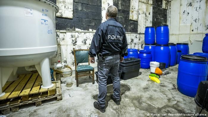 В Нидерландах обнаружили крупнейшую в истории страны нарколабораторию.