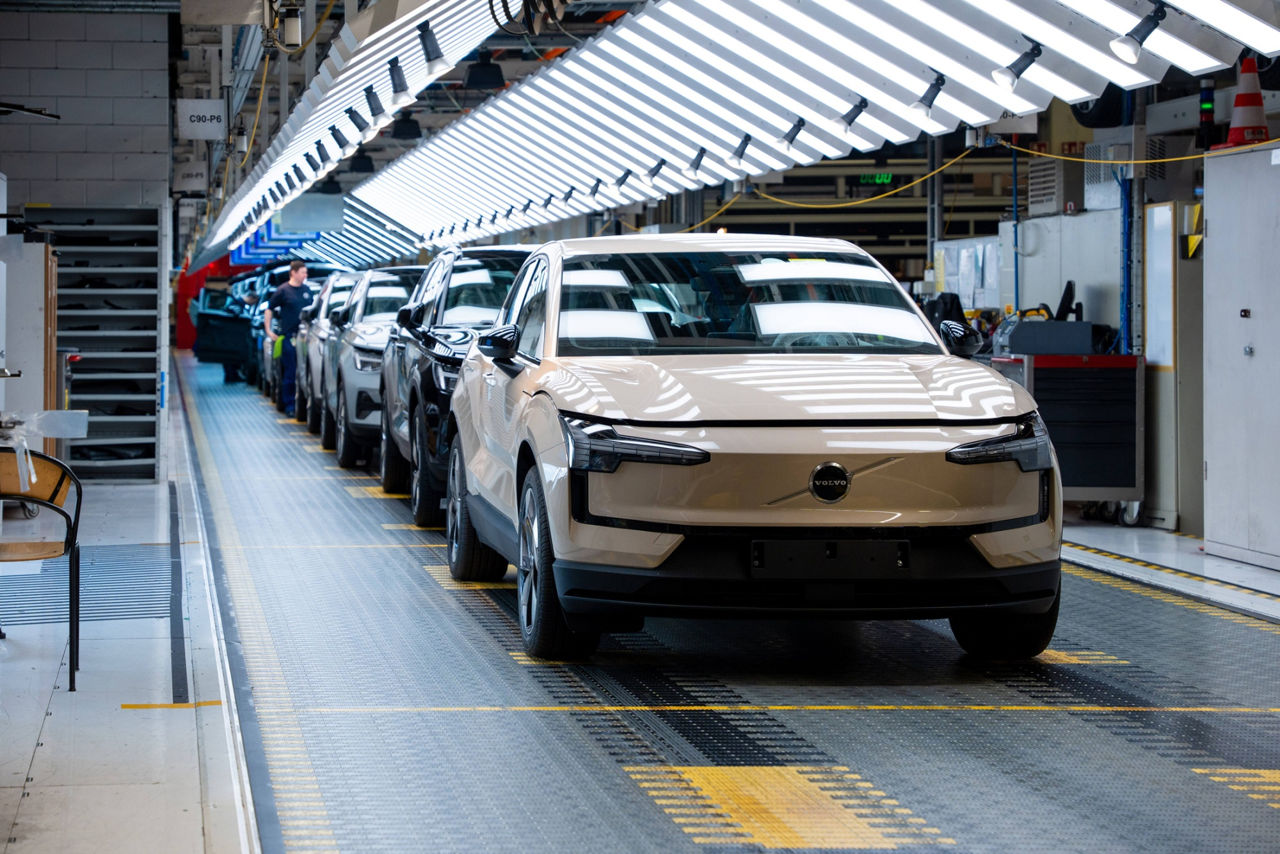 Criză la Volvo: Compania va reduce cheltuielile și va concedia angajați.