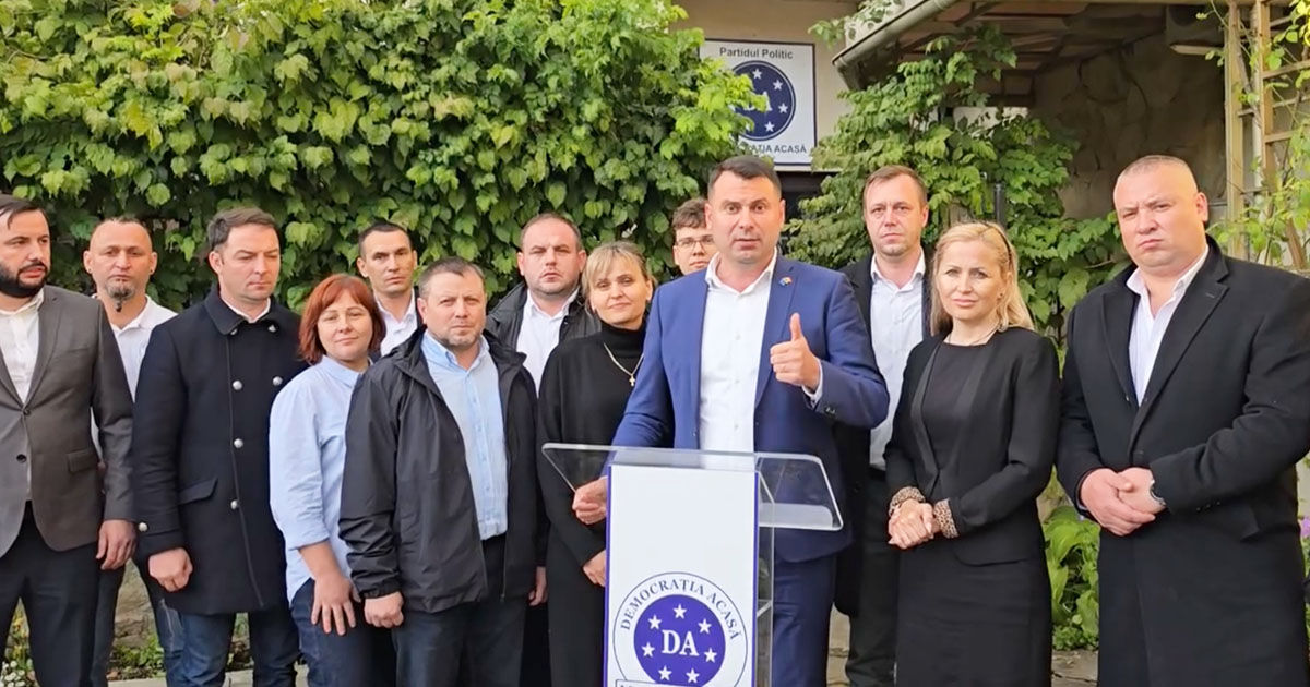 Costiuc: De astăzi suntem oficial deputați ai Republicii Moldova.
