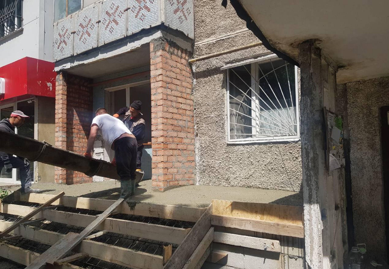 Lucrările la parterul unui bloc din Capitală au provocat un conflict între locatari și antreprenor.